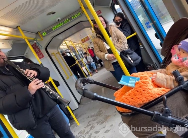 Bursa'da metroda ağlayan bebeği klarnetle uyuttular