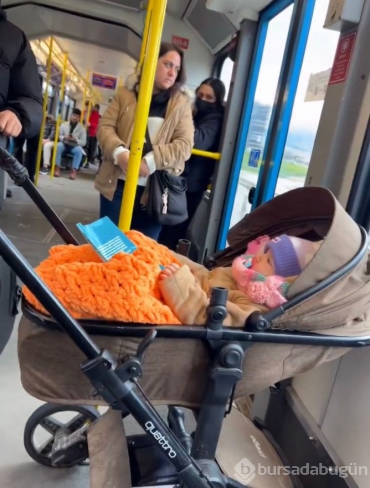 Bursa'da metroda ağlayan bebeği klarnetle uyuttular