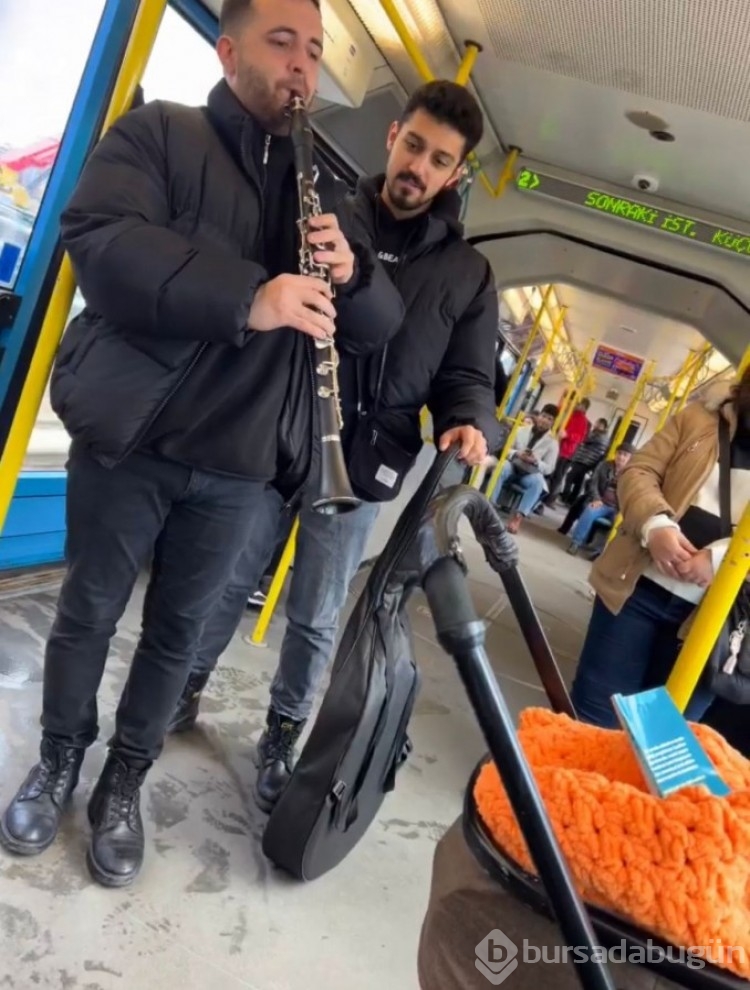 Bursa'da metroda ağlayan bebeği klarnetle uyuttular