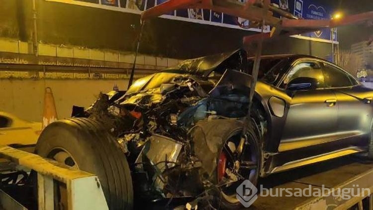 Zeytinburnu'nda lüks otomobil yol çalışması yapan belediye aracına çarptı