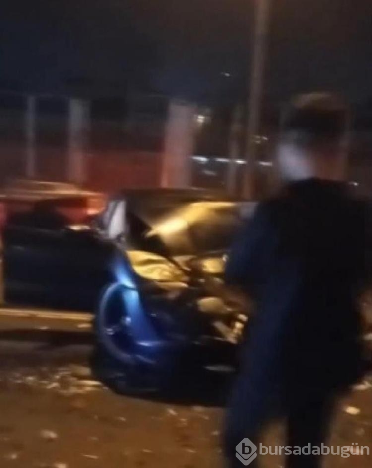 Zeytinburnu'nda lüks otomobil yol çalışması yapan belediye aracına çarptı