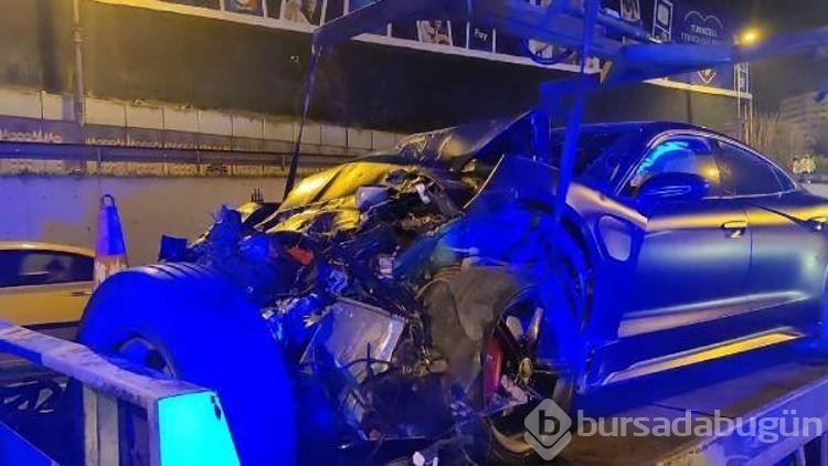Zeytinburnu'nda lüks otomobil yol çalışması yapan belediye aracına çarptı