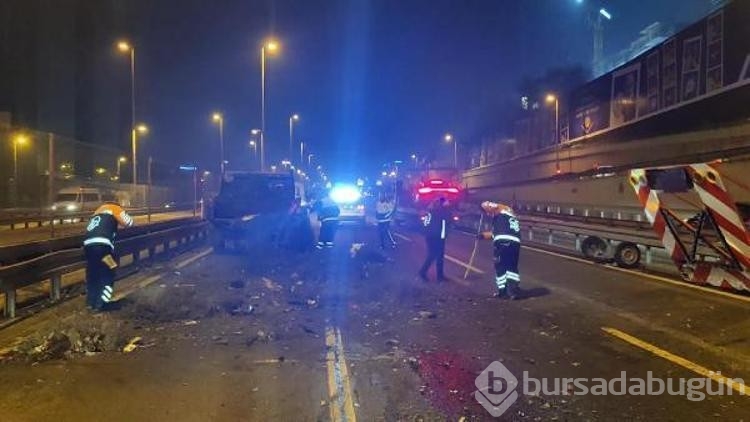 Zeytinburnu'nda lüks otomobil yol çalışması yapan belediye aracına çarptı