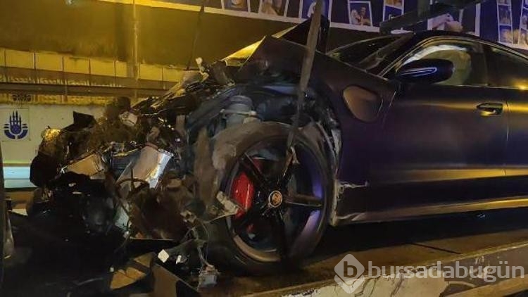 Zeytinburnu'nda lüks otomobil yol çalışması yapan belediye aracına çarptı