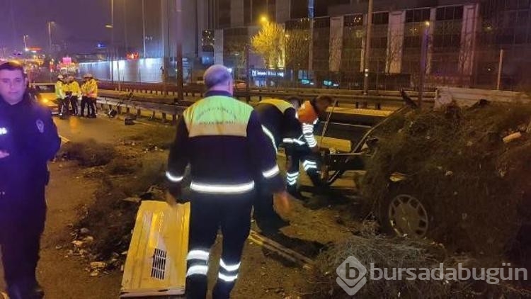 Zeytinburnu'nda lüks otomobil yol çalışması yapan belediye aracına çarptı