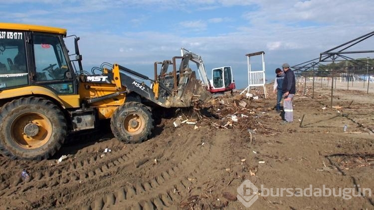 Burhaniye'de plaj, selle taşınan dal parçaları ve çöplerden temizleniyor
