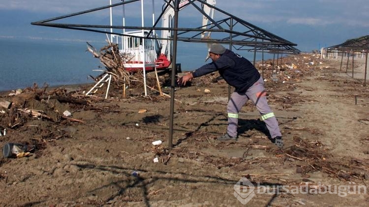 Burhaniye'de plaj, selle taşınan dal parçaları ve çöplerden temizleniyor
