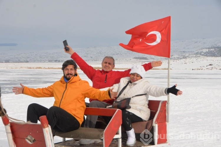 Buzla kaplı Çıldır Gölü'ne yoğun ilgi
