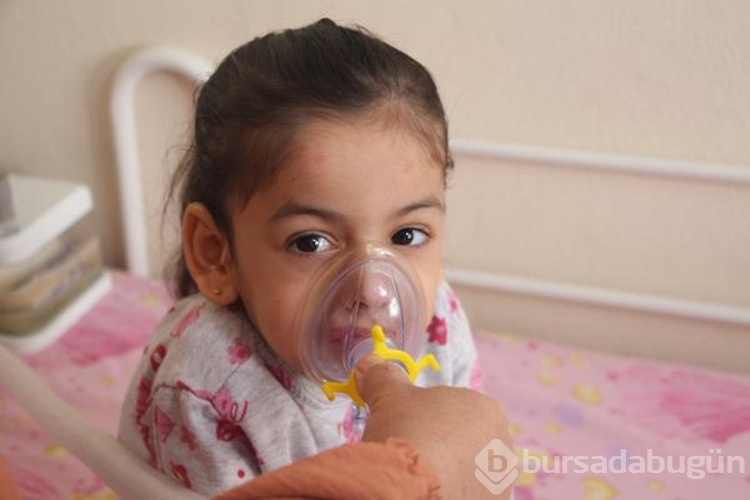 SMA'lı Damla, giymeyi hayal ettiği ayakkabılarıyla uyuyor
