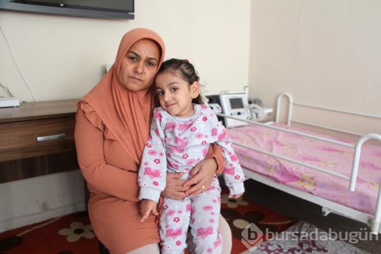 SMA'lı Damla, giymeyi hayal ettiği ayakkabılarıyla uyuyor
