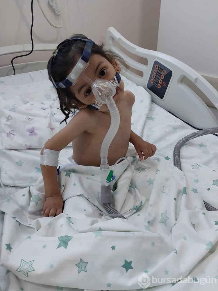 SMA'lı Damla, giymeyi hayal ettiği ayakkabılarıyla uyuyor
