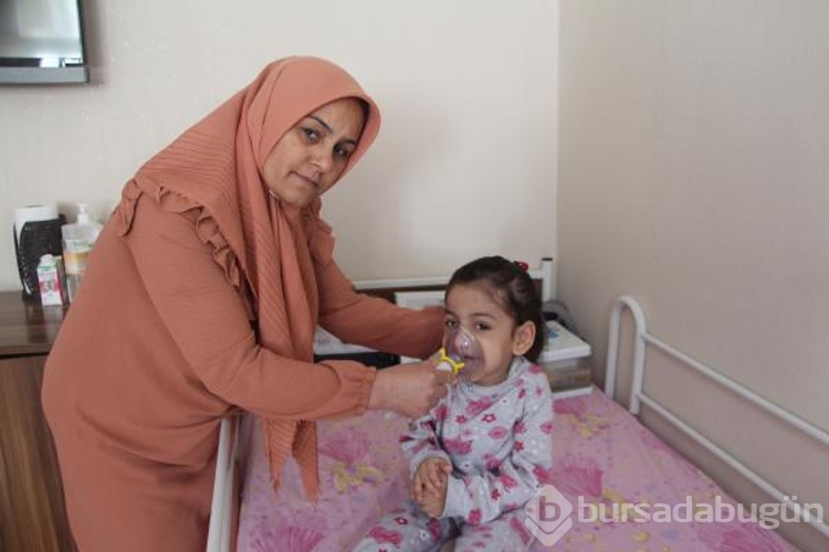 SMA'lı Damla, giymeyi hayal ettiği ayakkabılarıyla uyuyor
