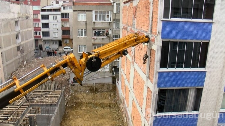Gaziosmanpaşa'da yıkılma tehlikesi olan binalar için vinç desteği
