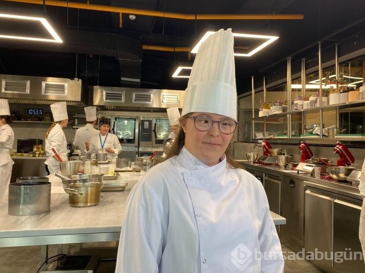Down sendromlu öğrenciler üniversite eğitimi alarak pasta yaptı
