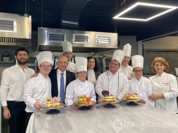 Down sendromlu öğrenciler üniversite eğitimi alarak pasta yaptı
