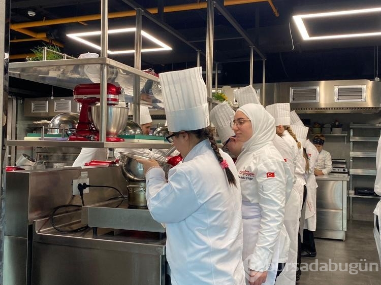 Down sendromlu öğrenciler üniversite eğitimi alarak pasta yaptı
