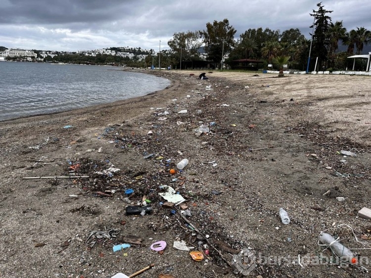 Bodrum'da sağanak sonrası sahiller çöple doldu
