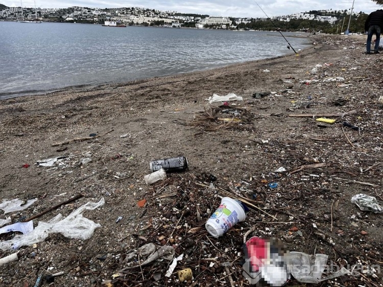 Bodrum'da sağanak sonrası sahiller çöple doldu

