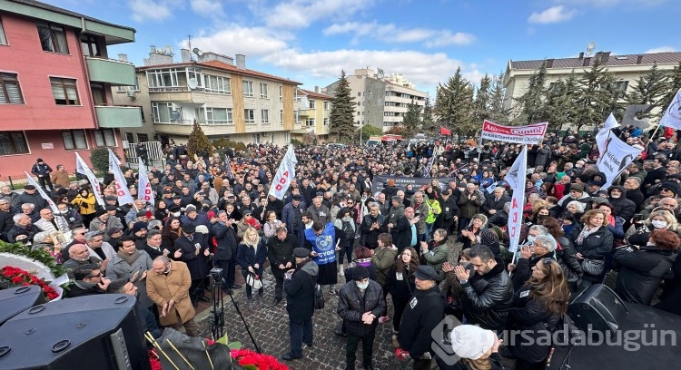 CHP heyeti, Gazeteci-yazar Uğur Mumcu'nun ölümünü 31'inci yılını evinin önünde andı