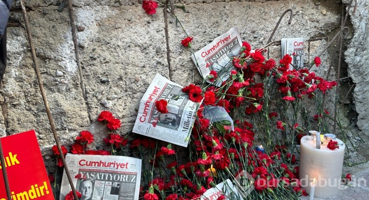 CHP heyeti, Gazeteci-yazar Uğur Mumcu'nun ölümünü 31'inci yılını evinin önünde andı