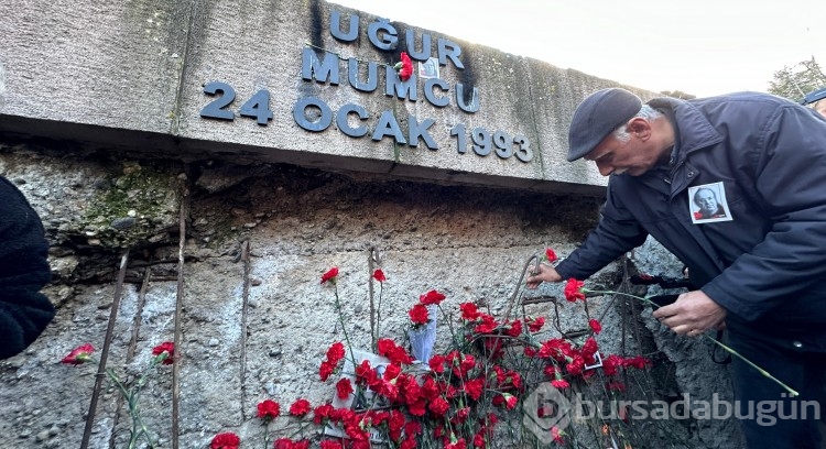 CHP heyeti, Gazeteci-yazar Uğur Mumcu'nun ölümünü 31'inci yılını evinin önünde andı