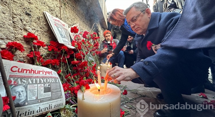 CHP heyeti, Gazeteci-yazar Uğur Mumcu'nun ölümünü 31'inci yılını evinin önünde andı