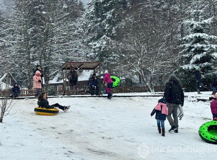 Bolu'da kar yağışının tadını şambrellerle kayarak çıkardılar