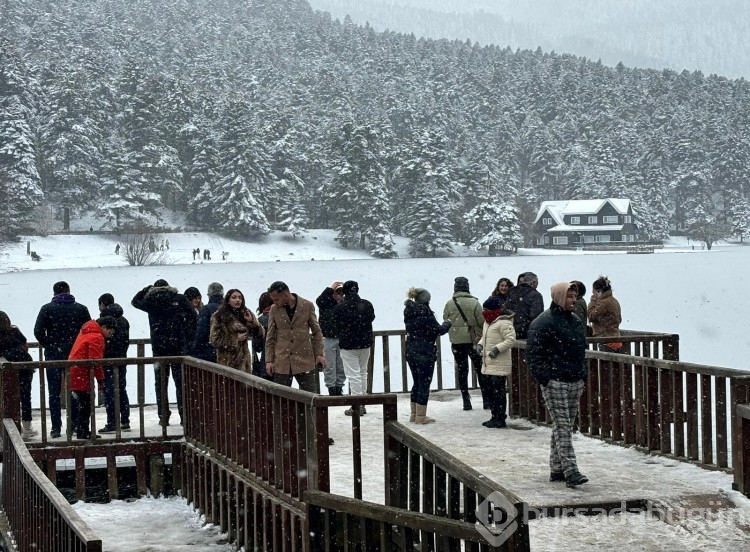 Bolu'da kar yağışının tadını şambrellerle kayarak çıkardılar