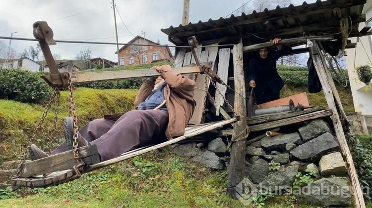 Rize'de 35 yıldır evine 75 metre yüksekten geçen ilkel teleferik ile ulaşıyor 