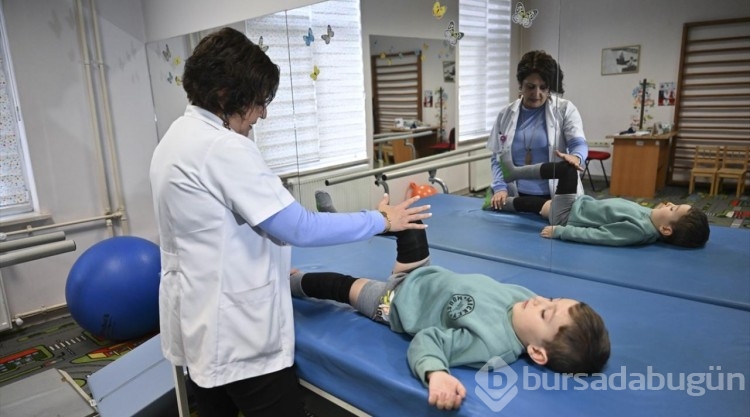 Depremzede dede, torunuyla yaşama tutunuyor