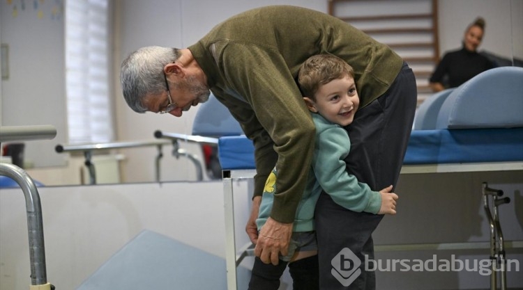 Depremzede dede, torunuyla yaşama tutunuyor