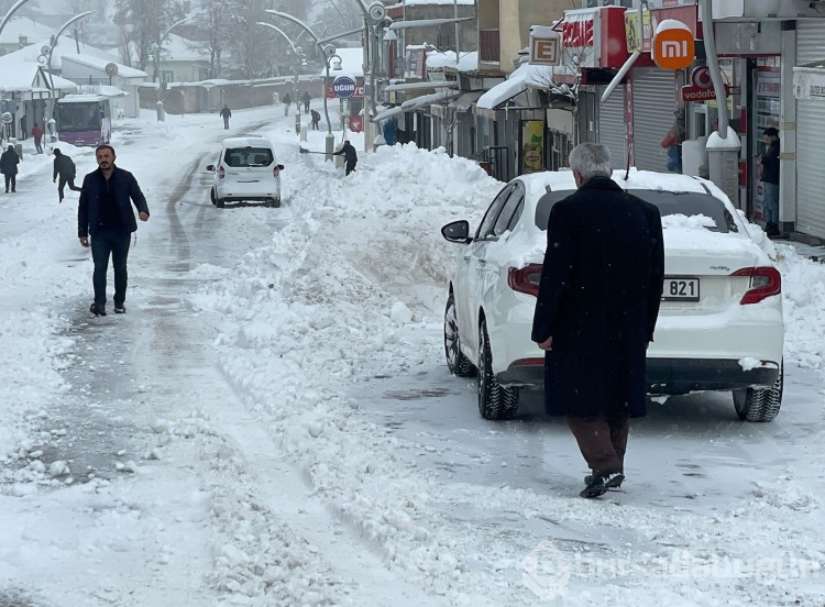 Van Başkale kara teslim oldu