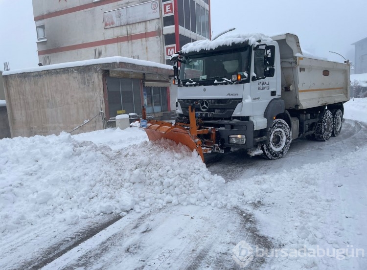 Van Başkale kara teslim oldu