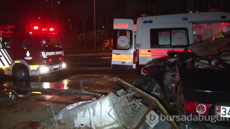 İstanbul'da feci kaza! Otomobil üst geçidin direklerine çarptı