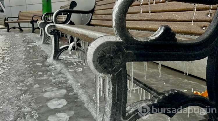 Ağrı'da dev buz sarkıtları oluştu