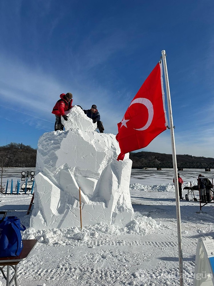 "Buz"dan yaptıkları heykellerle Türkiye'nin adını duyuruyorlar