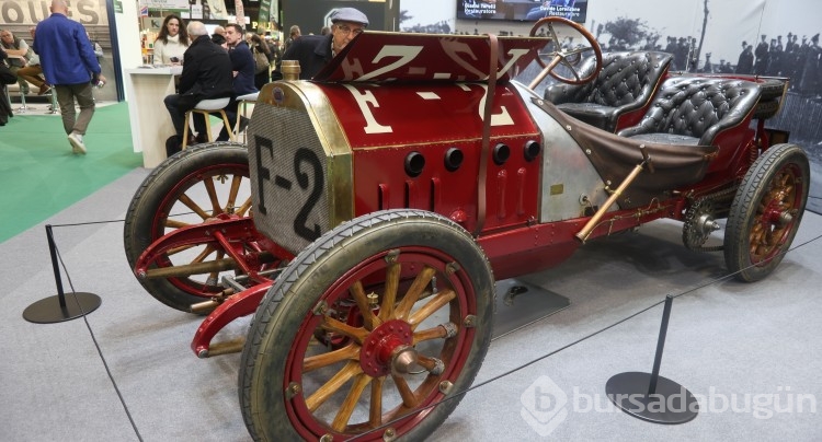 Fransa'nın başkenti Paris'te açılan sergide klasik ve modern otomobillere büyük ilgi