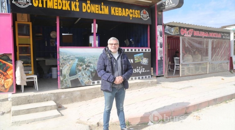 Hatay esnafı tabelalarla depremi anıyor