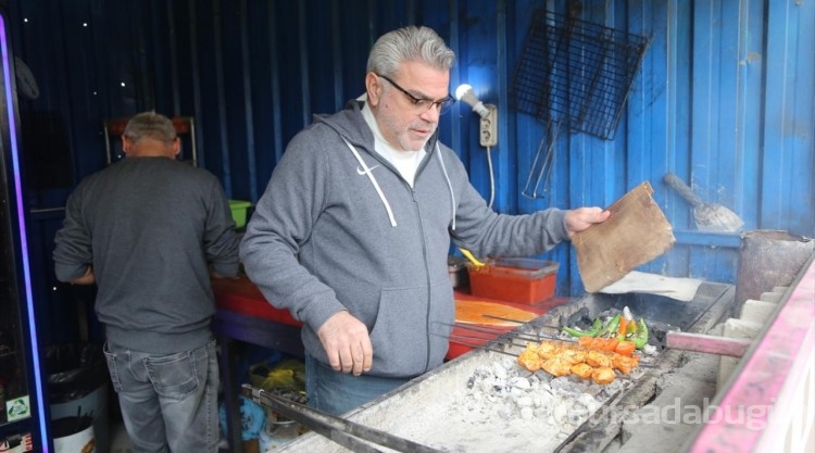 Hatay esnafı tabelalarla depremi anıyor