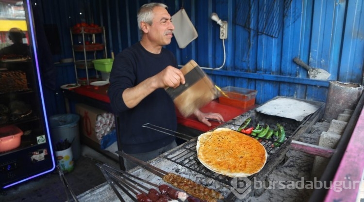 Hatay esnafı tabelalarla depremi anıyor