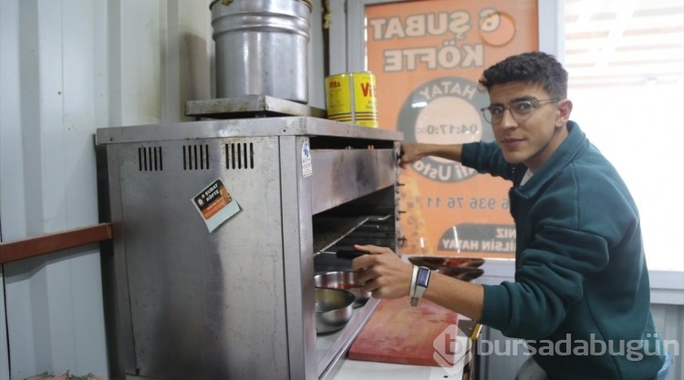 Hatay esnafı tabelalarla depremi anıyor