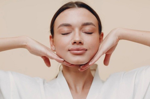Uzmanlar yanıtladı: Yüz yogası gerçekten işe yarıyor mu?