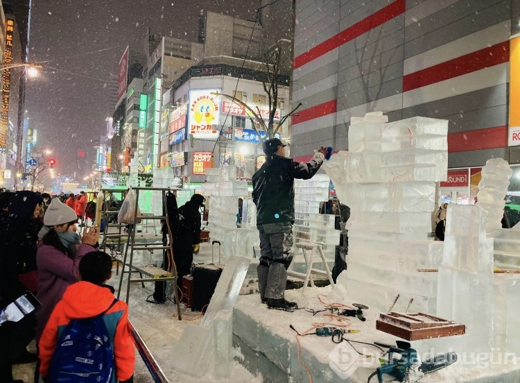 Japonya'daki kar festivali görsel şölen oluşturdu