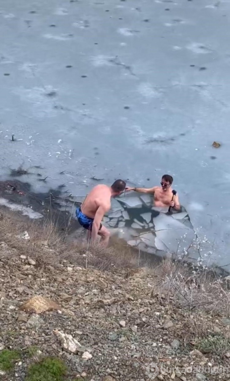 Bursa'da buzlu gölette fotoğraf çektirirken, kendini suda buldu