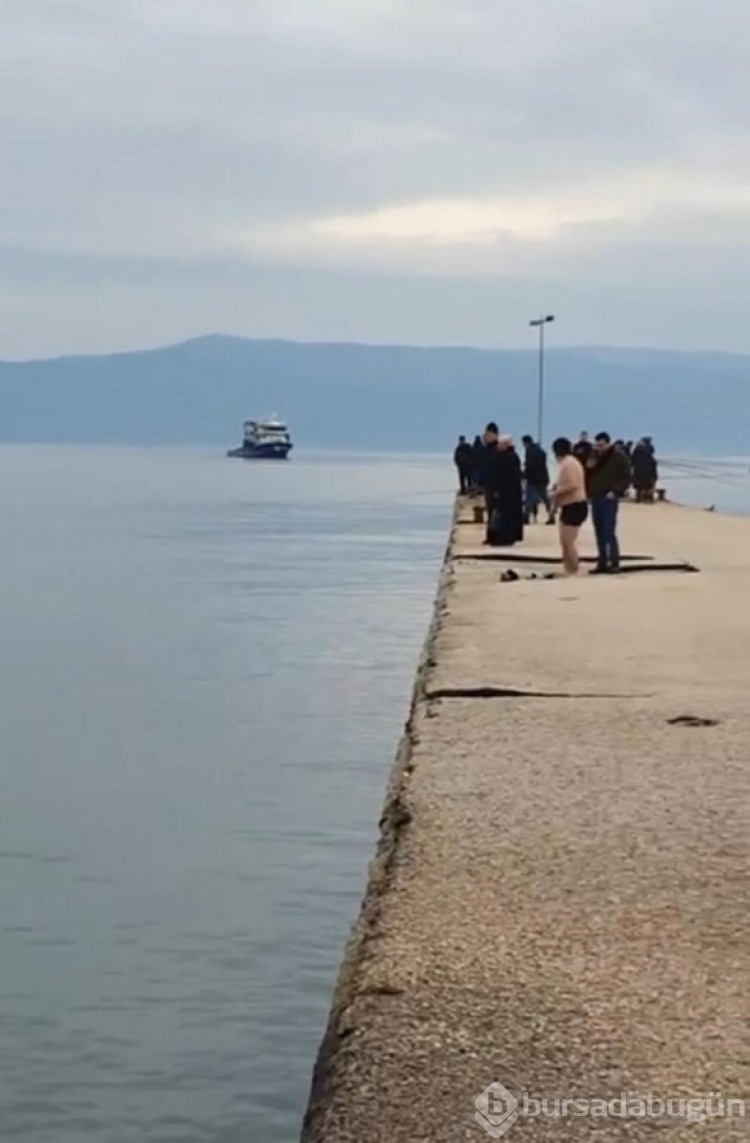 Bursa'da buzlu gölette fotoğraf çektirirken, kendini suda buldu