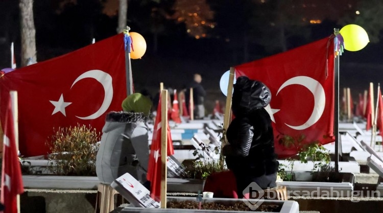 Depremde hayatını kaybedenlerin yakınları mezar başında dua etti