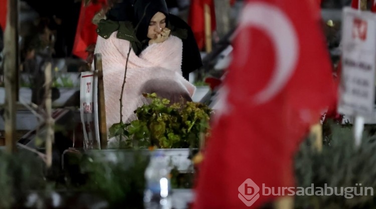 Depremde hayatını kaybedenlerin yakınları mezar başında dua etti