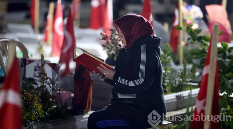 Depremde hayatını kaybedenlerin yakınları mezar başında dua etti