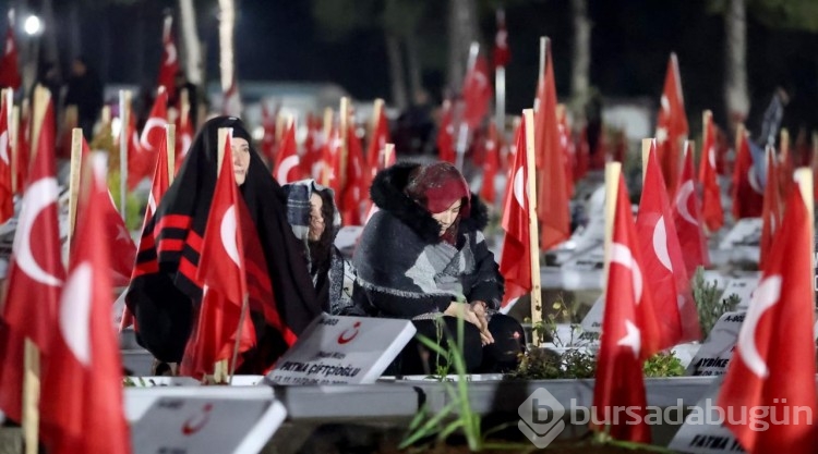 Depremde hayatını kaybedenlerin yakınları mezar başında dua etti