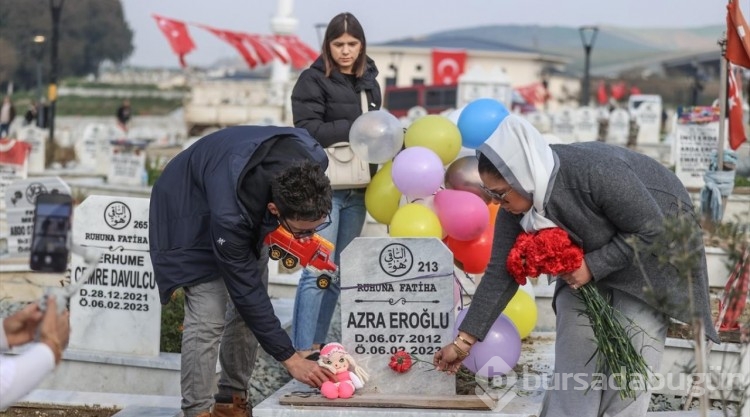 Depremde vefat eden çocukların mezarları oyuncak ve balonlarla doldu